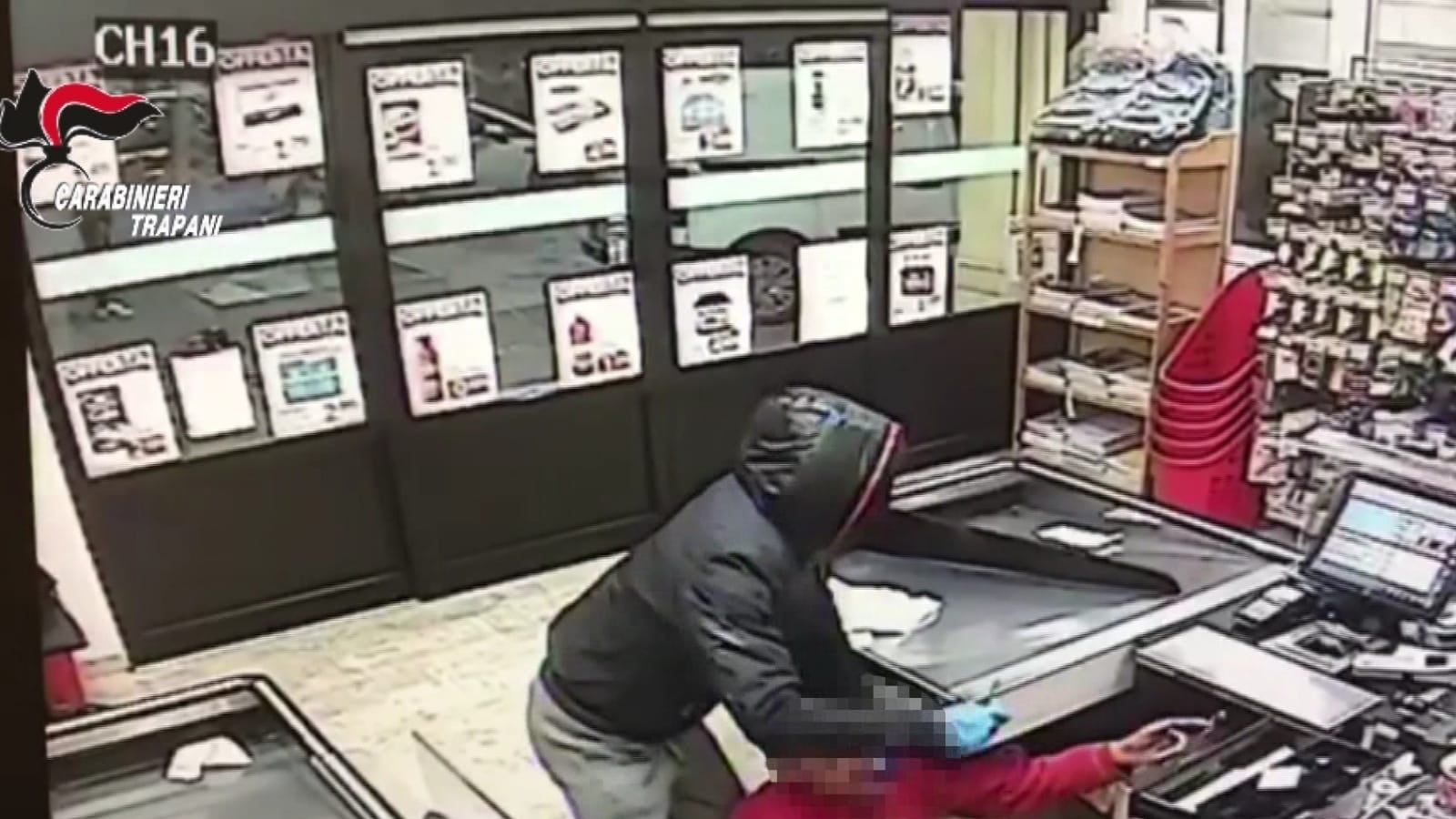 Rapinatore in azione: con un coltello alla gola del cassiere porta via 2.500 euro