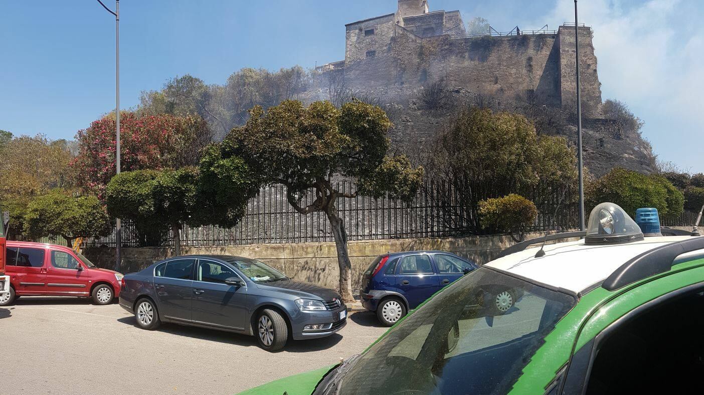 Salerno, in fiamme la storica torre anti-saracena