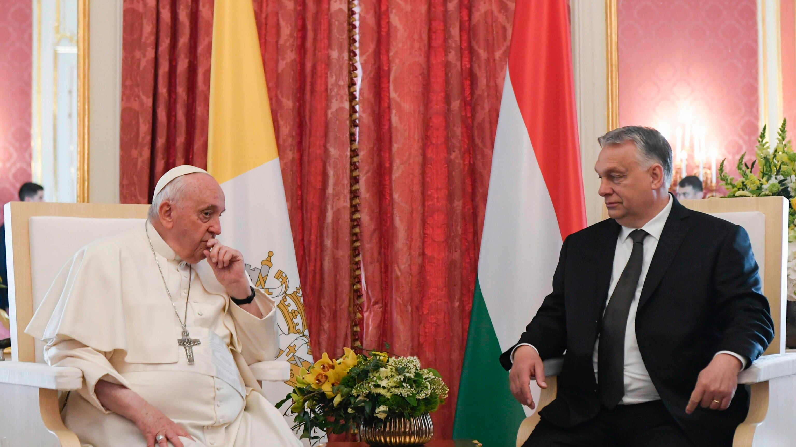 La pace e la difesa dei valori. L'abbraccio del Papa a Orbán