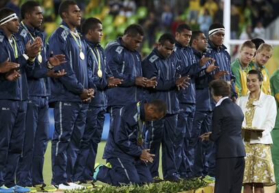 Olimpiadi, oro storico per le isole Fiji: la squadra di rugby in ginocchio sul podio per la principessa Anna 7