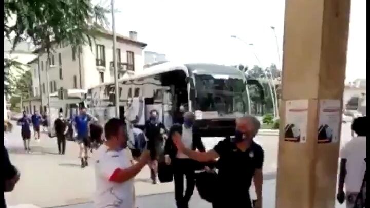 Tifoso del Napoli provoca Gasperini, staff dell'Atalanta lo insulta: "Terrone del c..."