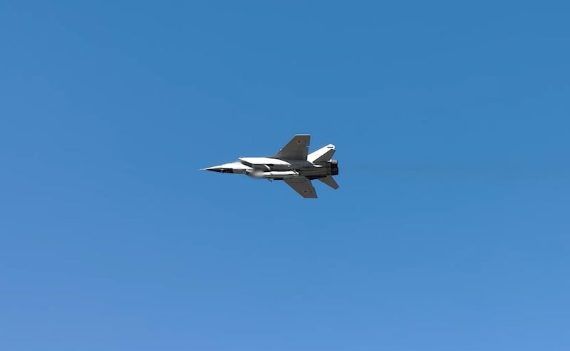 MIG-31 fighter with a Kinzhal (Dagger) high-precision hypersonic airballistic missile