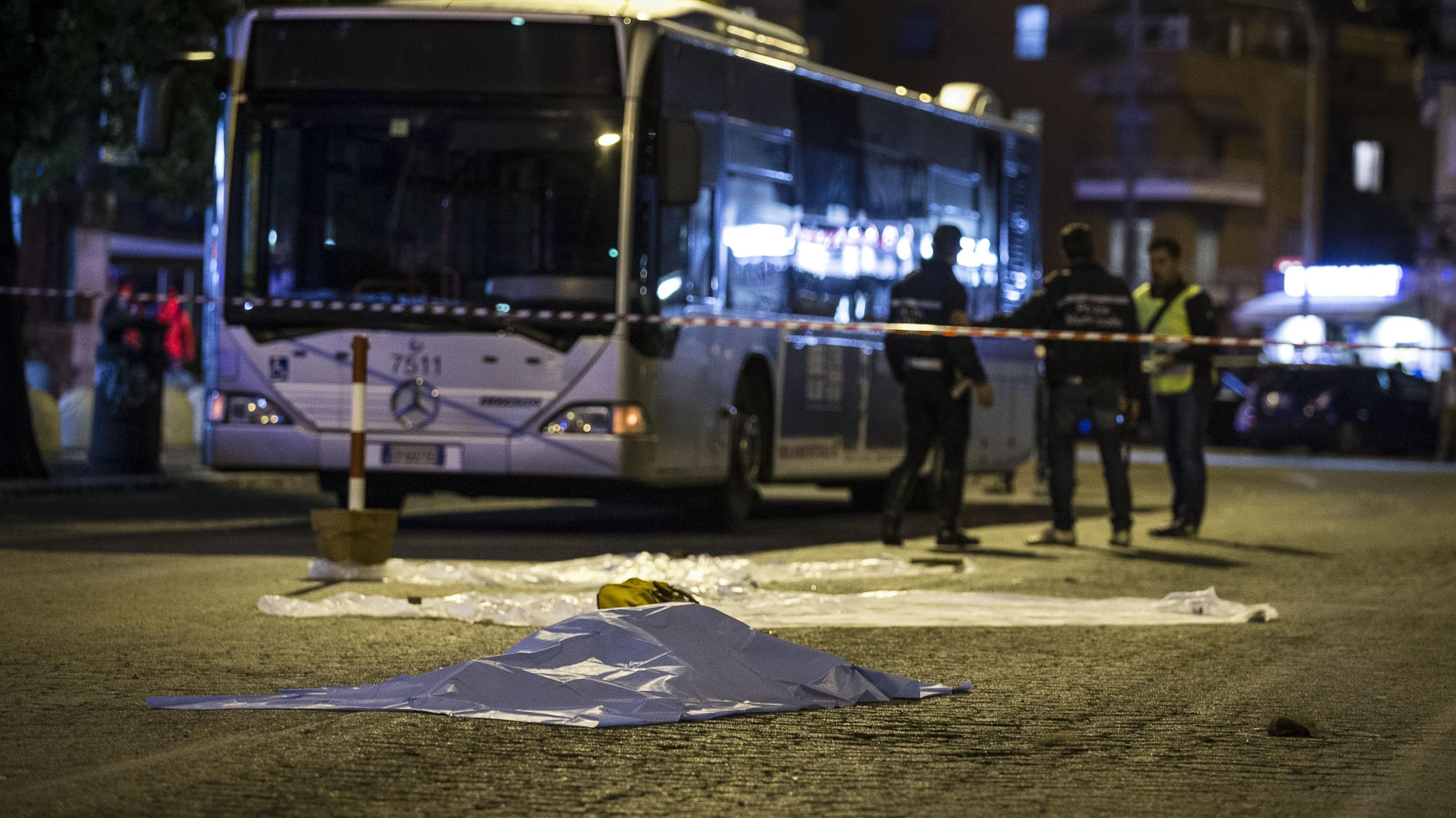 Roma, tre rom fuggono dalla polizia e investono 9 persone: muore una donna