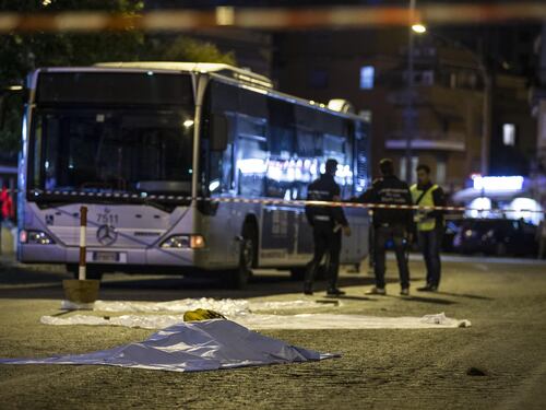 Roma, tre rom fuggono dalla polizia e investono 9 persone: muore una donna