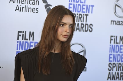Emily Ratajkowski sexy al mare  7
