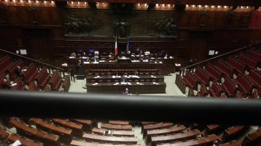 Le parole nel vuoto del ministro De Girolamo: presente un deputato su dieci