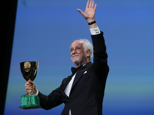 Venezia, Leone d'oro a Jarmush. Servillo miglior attore: "Ammiro chi si è messo in mare per portare umanità"