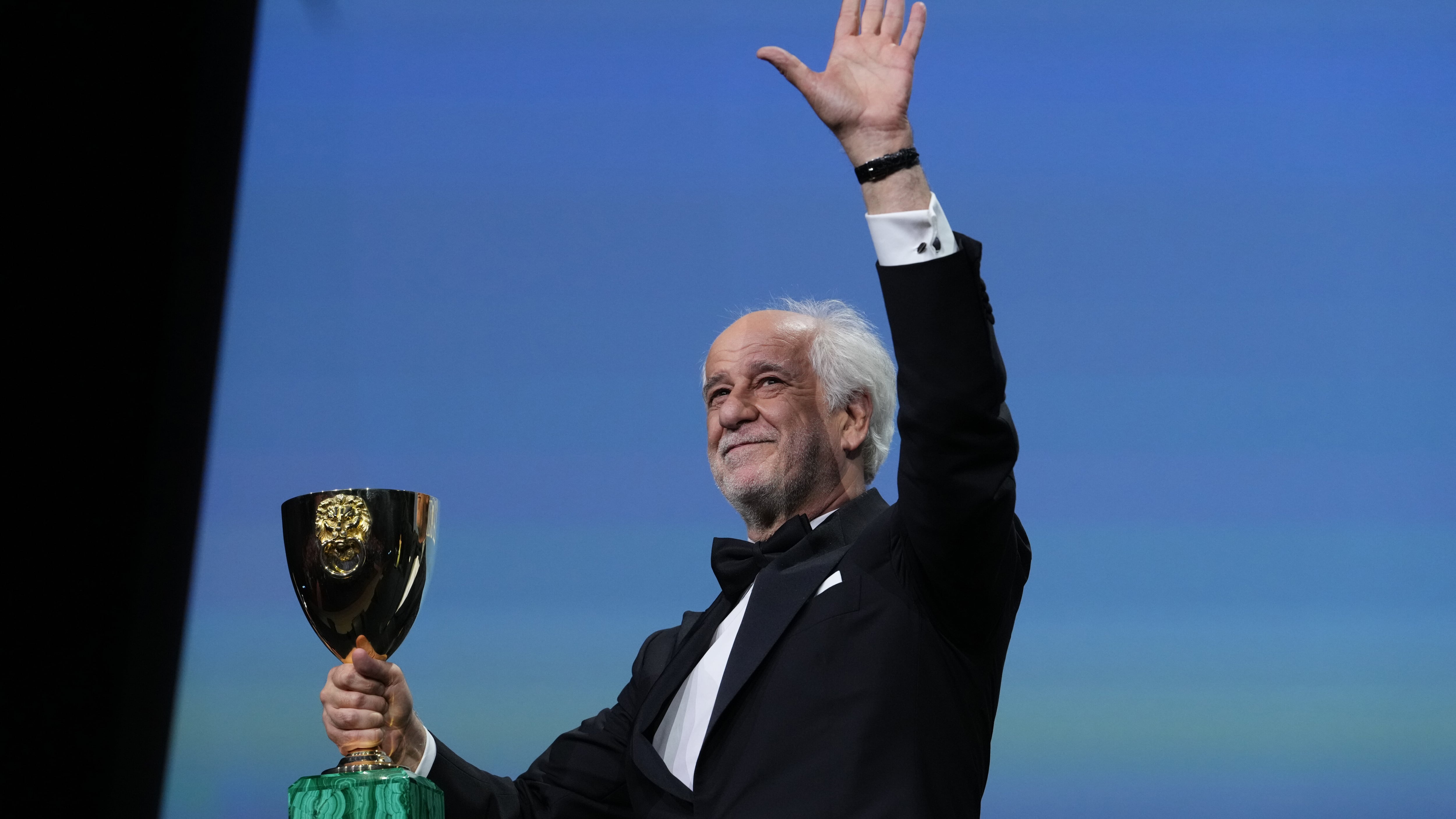 Venezia, Leone d'oro a Jarmush. Servillo miglior attore: "Ammiro chi si è messo in mare per portare umanità"
