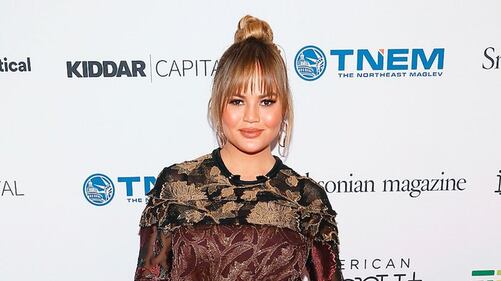Chrissy Teigen, topless e incinta mentre cucina 12
