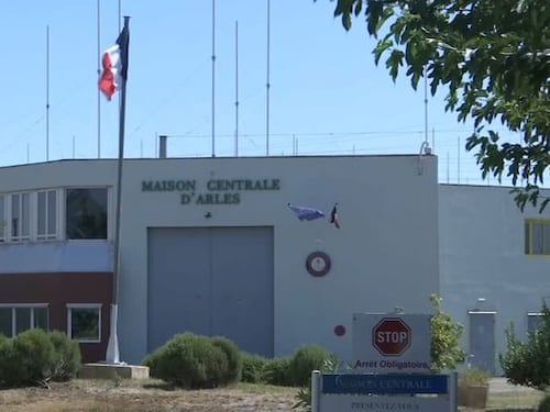 Francia, rivolta nel carcere di Arles: detenuto armato tiene in ostaggio 4 infermieri e un agente per ore
