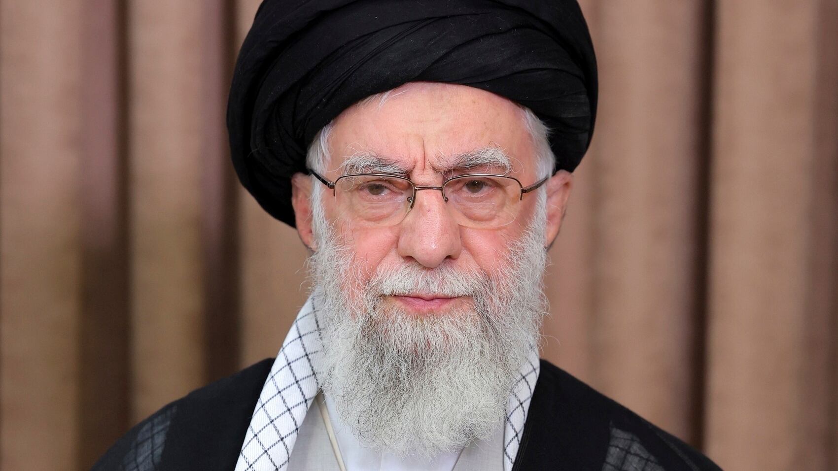 La via stretta di Khamenei: trattare ed esilio o farsi martire