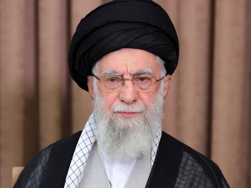 La via stretta di Khamenei: trattare ed esilio o farsi martire
