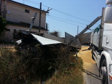 L'autoarticolato travolto dal treno 5