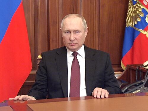 "Non beve nulla, mai". Quella (strana) ossessione di Putin