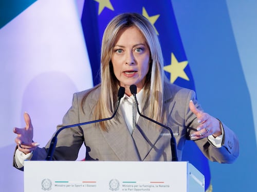 Meloni: "Non siamo in guerra. Basi? Decidono le Camere". Il colloquio con Macron e l'ok allo scudo Ue per Cipro
