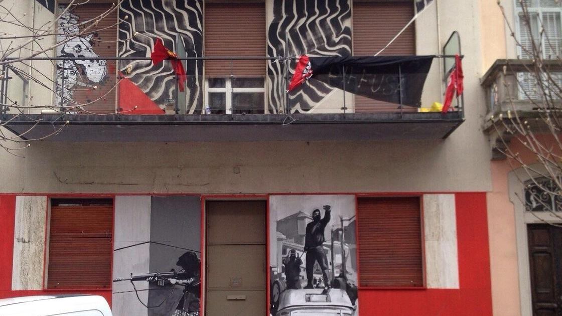 Bombe e mitra sui muri dell'hotel occupato