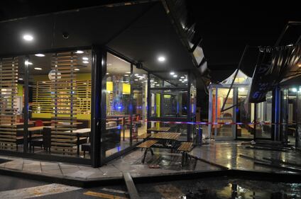 Crolla gazebo di McDonald's: un bimbo ferito 8