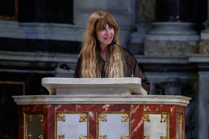 Folla in piazza del popolo e nella chiesa degli Artisti per il funerale di Michela Murgia 8