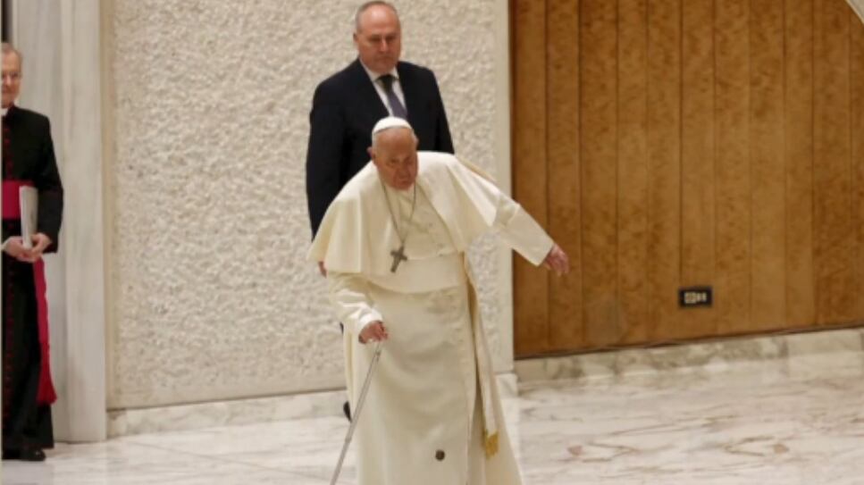 Il bastone si rompe mentre cammina: imprevisto per Papa Francesco