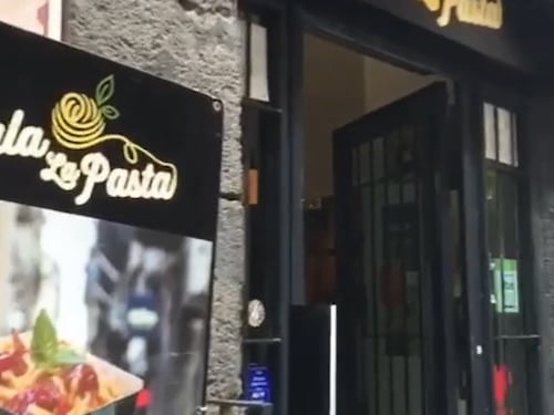 Travolgono una cameriera al lavoro con lo scooter: la ragazza è in prognosi riservata