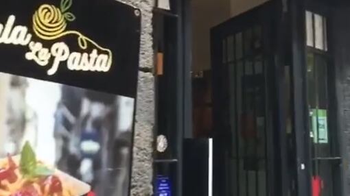 Travolgono una cameriera al lavoro con lo scooter: la donna è in prognosi riservata