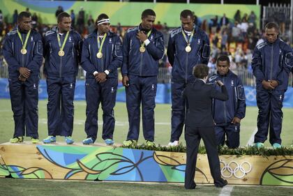 Olimpiadi, oro storico per le isole Fiji: la squadra di rugby in ginocchio sul podio per la principessa Anna 2
