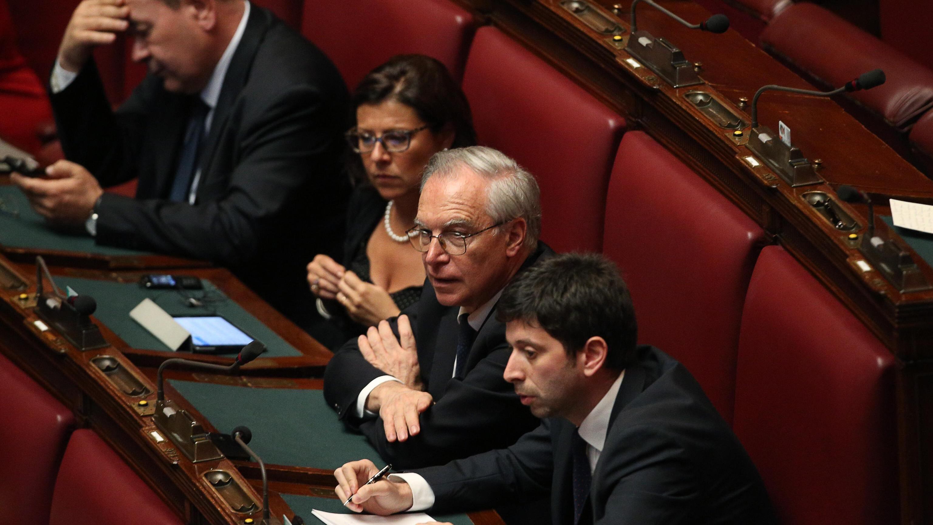 Il Pd in piena guerra civile Mezzo partito apre ai 5 Stelle