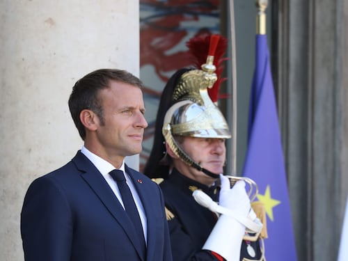 Macron fa il grillino e lancia il reddito universale contro la povertà