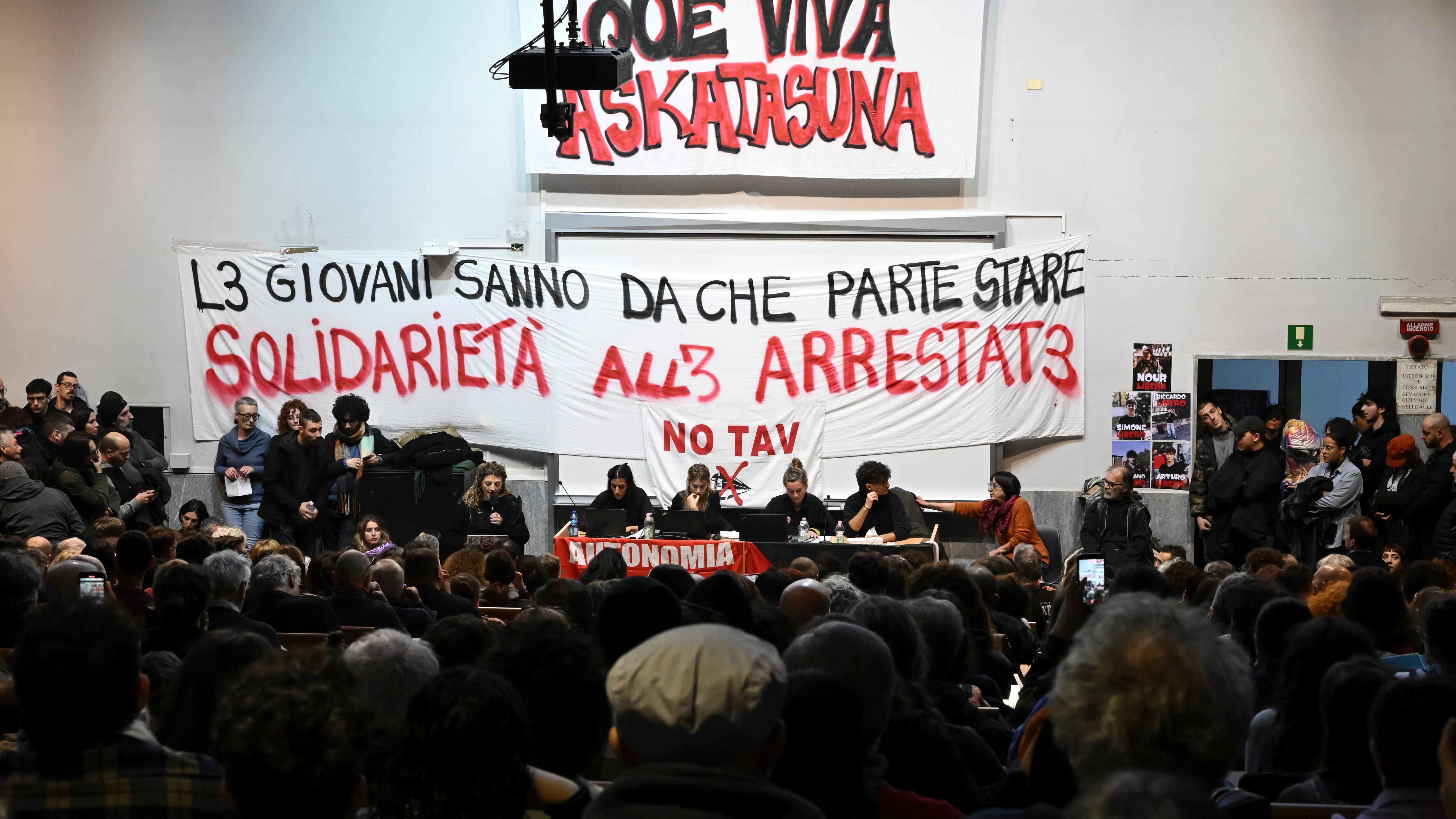 Carc, un mese di guerriglia. "Ora cacciare la premier"