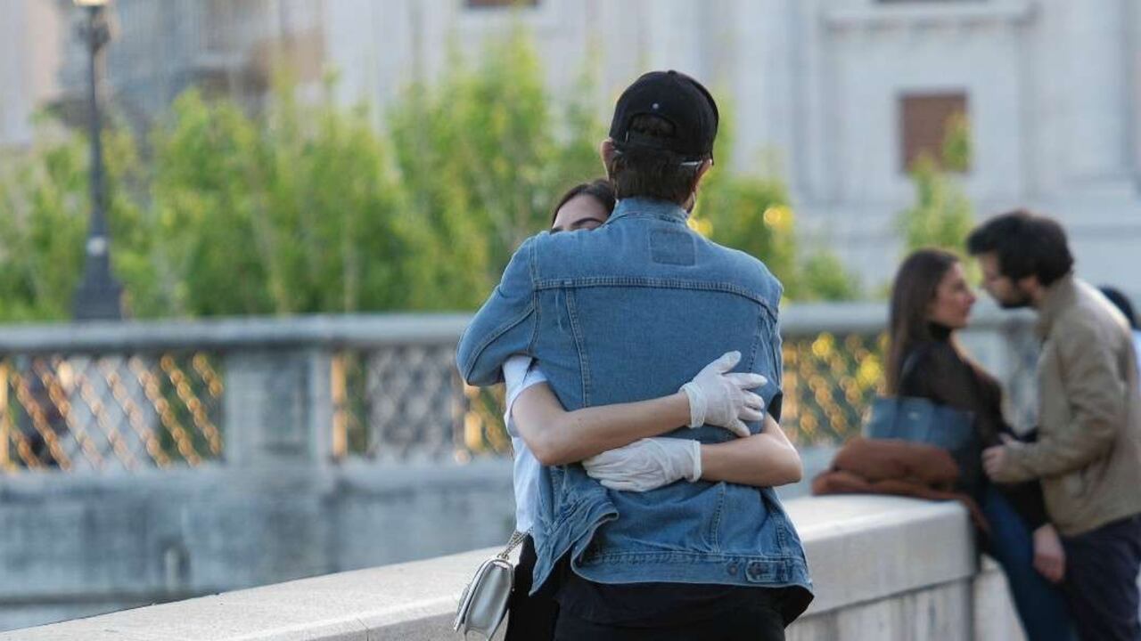 Adesso i vaccinati sperano: "Stop mascherine, ok i baci"