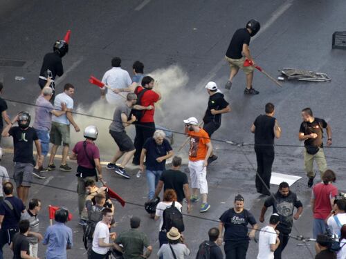 Atene, scontri tra polizia e manifestanti