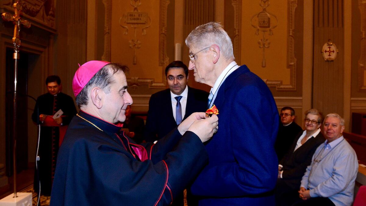 Faceva il sarto per signora. Poi si è convertito e da 50 anni veste cardinali