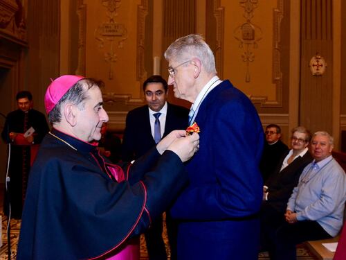 Faceva il sarto per signora. Poi si è convertito e da 50 anni veste cardinali