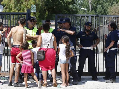 Roma, rom del River occupano piazza Prima Porta