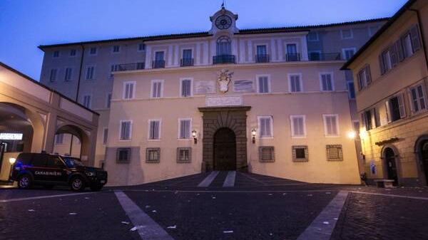 Castel Gandolfo, ruba 400 litri di acqua e whisky e li lascia davanti alla residenza del Papa