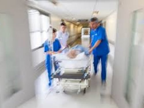 Un giorno e mezzo in barella, ma non arriva la visita oculistica
