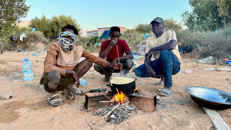 Migranti bivaccati a Zarzis.