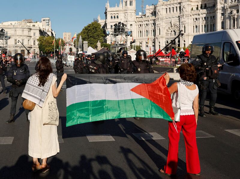 Proteste pro Palestina alla Vuelta, tensioni e cariche: ecco le immagini degli scontri di Madrid 11