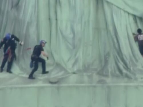 Scala Statua della Libertà per protesta: arrestata un'attivista