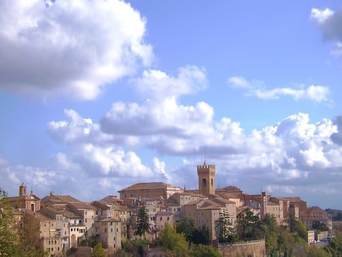 Le Marche a piedi sui Cammini della fede: un'avventura tra borghi, foreste e ostelli