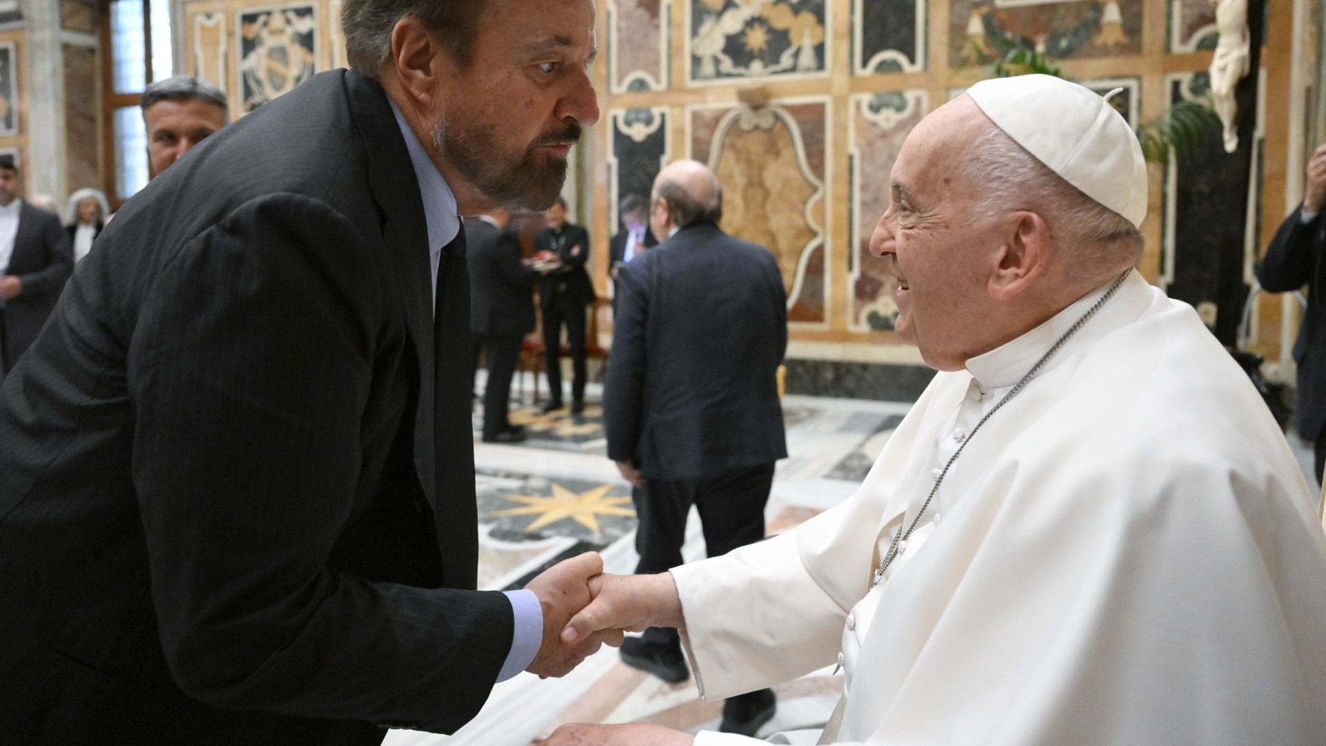 Papa Francesco con il sorriso "scomunica" il politically correct
