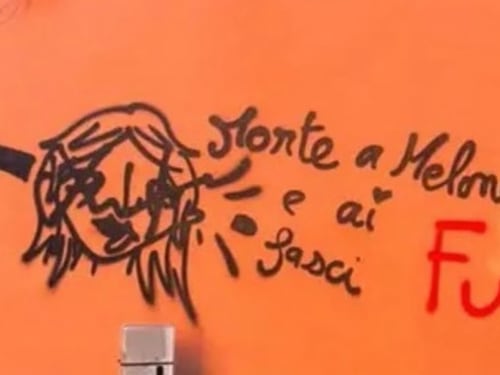 “Morte a Meloni e ai fasci”. Denunciato un 23enne francese per la scritta sui muri di Bologna