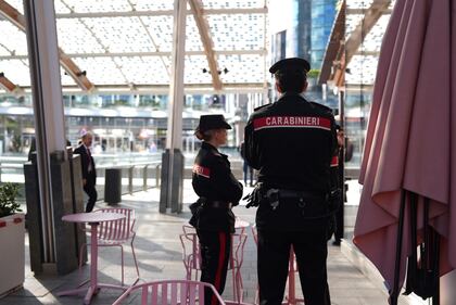 Milano, donna accoltellata in piazza Gae Aulenti 3