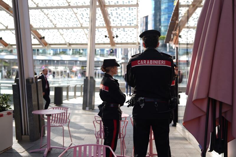 Milano, donna accoltellata in piazza Gae Aulenti 3