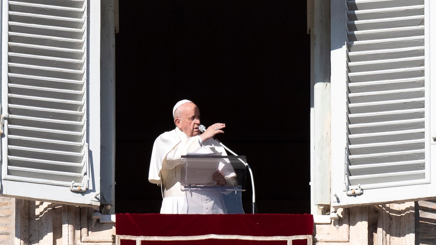 Il Papa si è scusato per aver schiaffeggiato la mano di una fedele