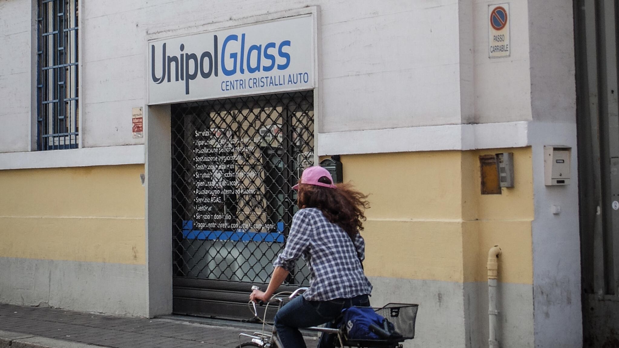 "La porta del bagno era rotta e lui è entrato". Al setaccio le immagini delle telecamere