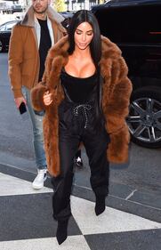 Kim Kardashian hot: bionda e scollata su Twitter 7