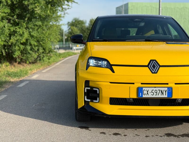Renault 5 E-Tech: guarda la gallery della nuova elettrica dal design iconico 5