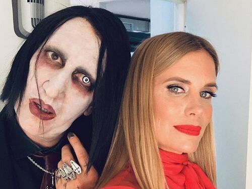 Filippa Lagerback con il finto Marilyn Manson, ma il web: "Assomigli a Cicciolina"