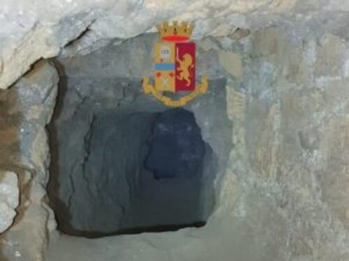 Blitz della polizia: scoperto il covo della banda del buco di Napoli